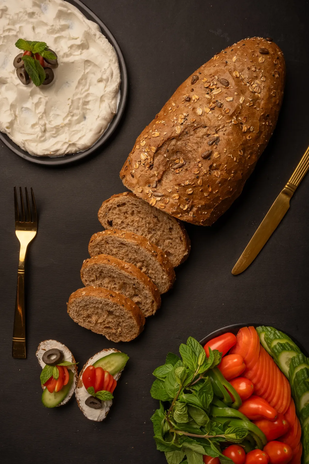 خبز طازج ومكونات لبنانية على مائدة داكنة