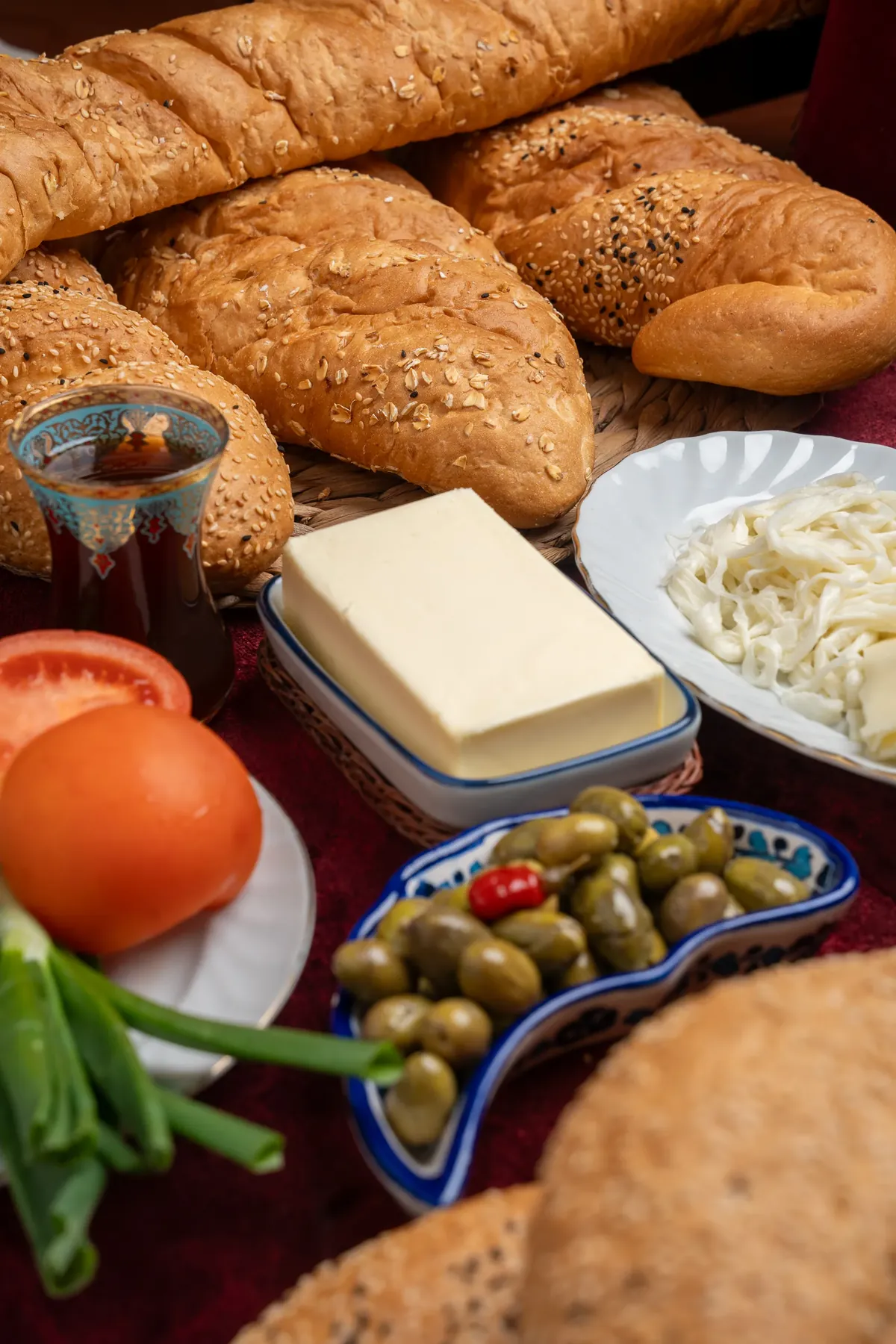 مائدة لبنانية مع خبز طازج وخضار وزيتون